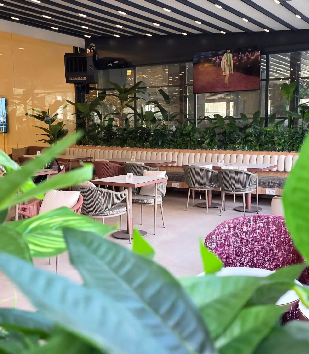 CHOCOBERRY LONDON interior view 4